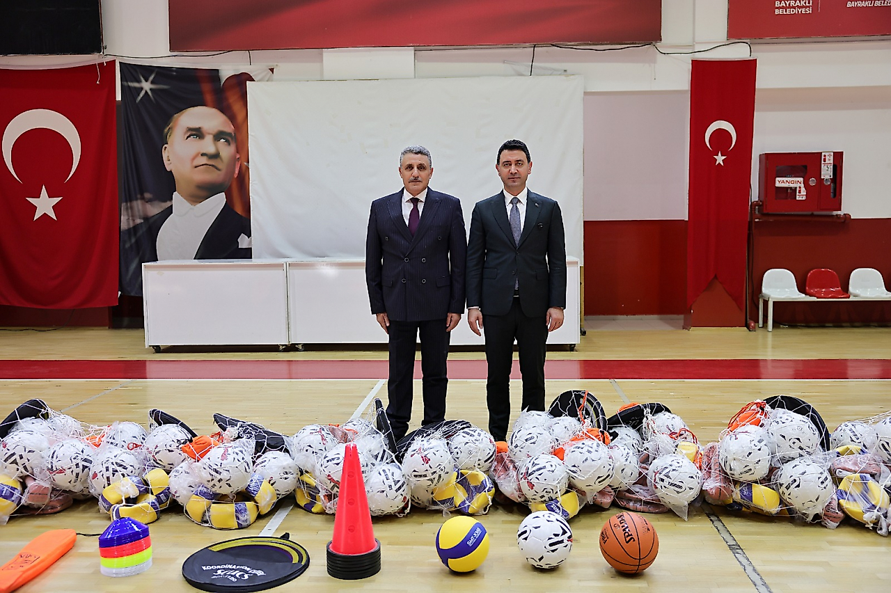 Bayraklı'da 51 okula 1,5 milyon TL'lik spor malzemesi desteği