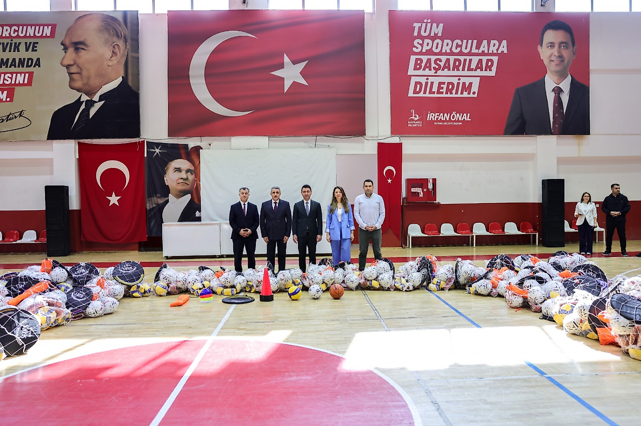 Bayraklı'da 51 okula 1,5 milyon TL'lik spor malzemesi desteği