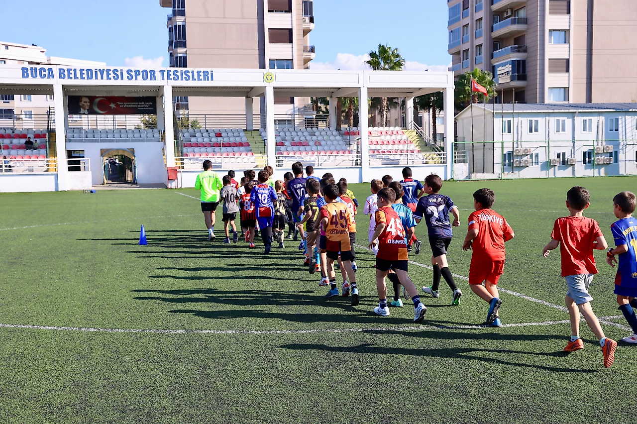Buca Belediyesi'nden çocuklara ücretsiz futbol eğitimi