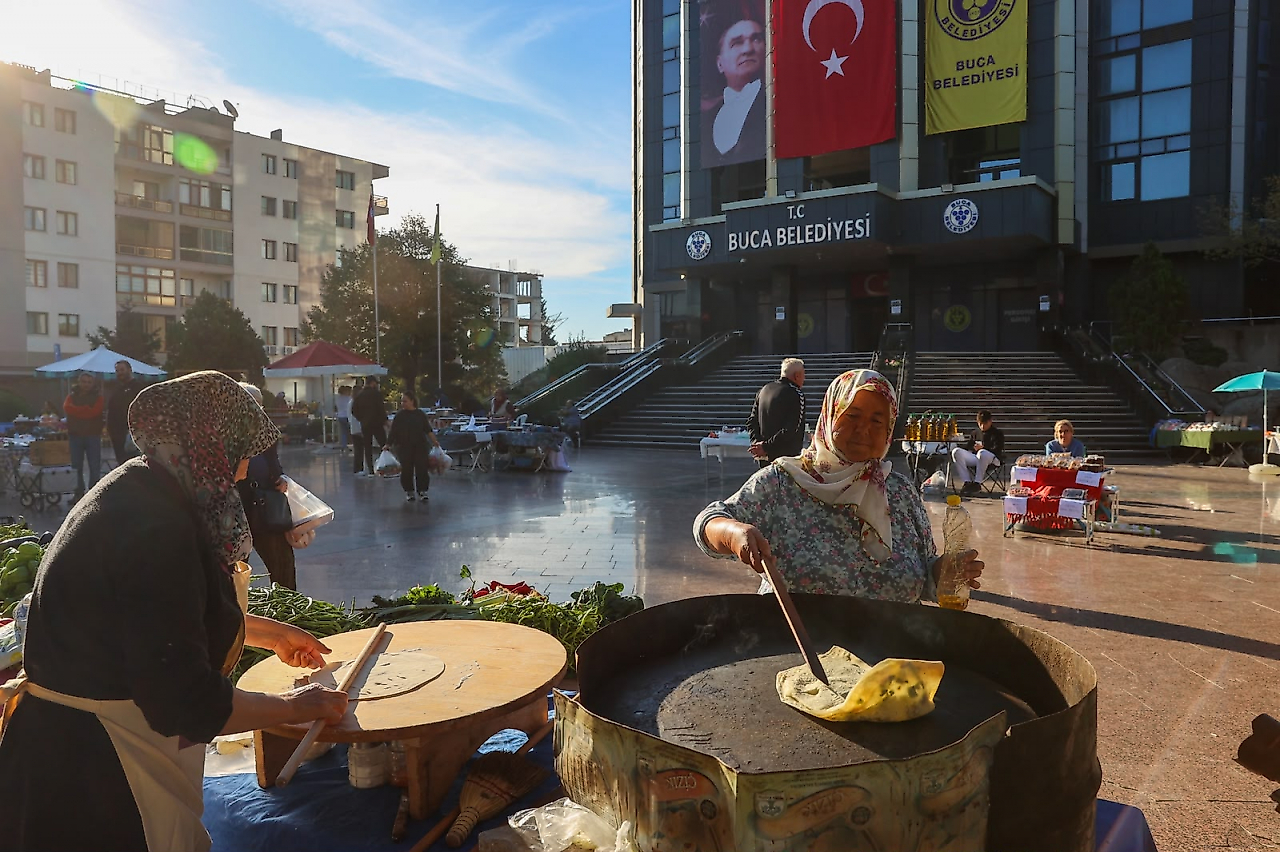 Buca'da 64 yaşındaki Mesude teyze torunları için üretiyor