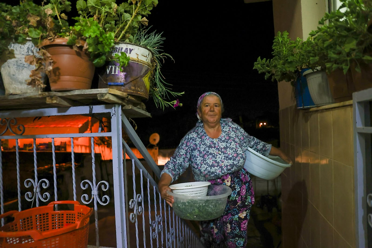 Buca'da 64 yaşındaki Mesude teyze torunları için üretiyor