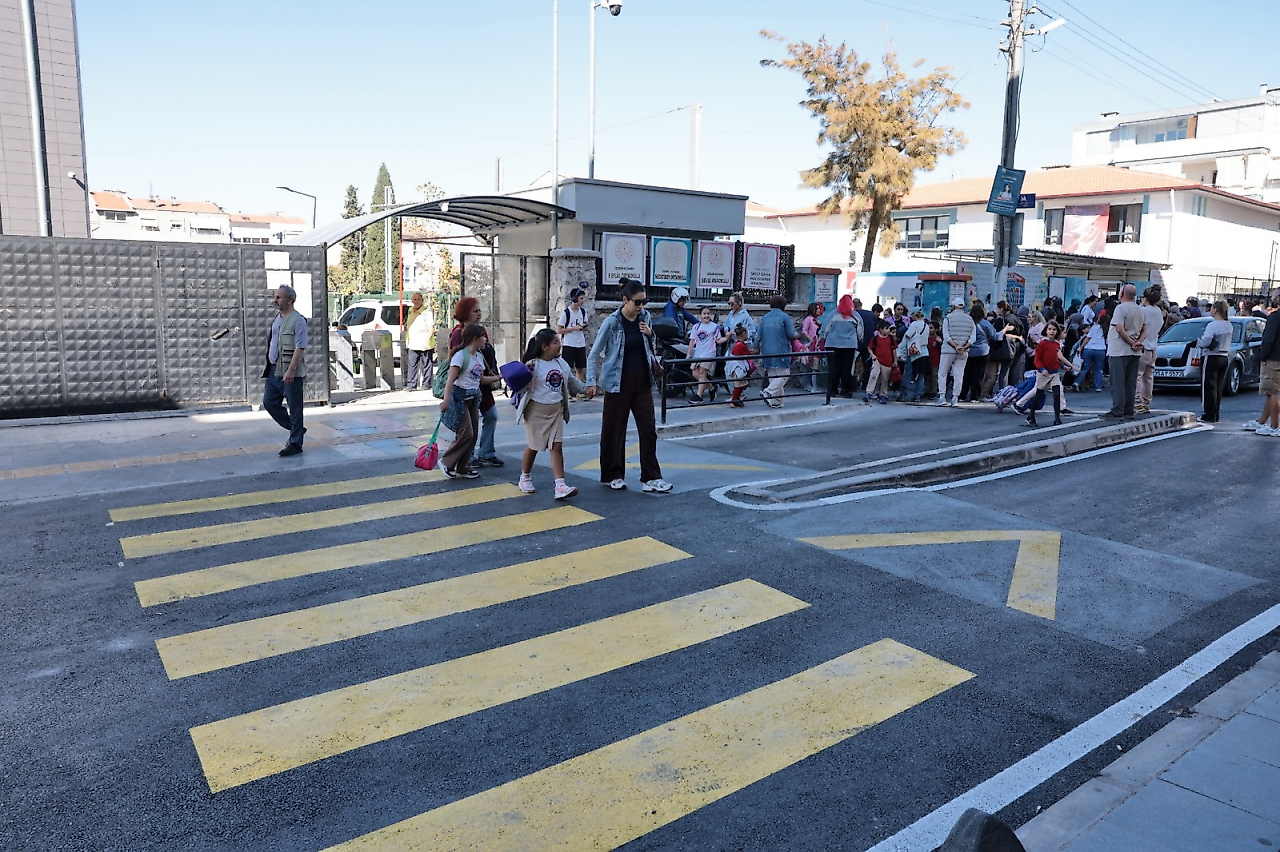 Konak'ta 5 okulun kullandığı sokakta yenileme: Trafik düzenlendi