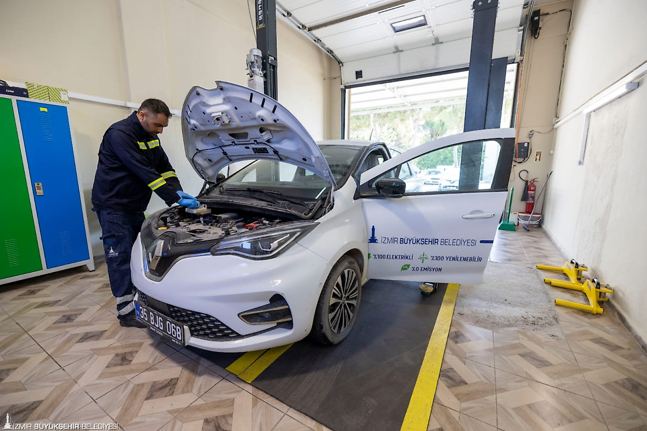 İzmir'de elektrikli araç filosu ile tasarruf artıyor: Hedef maliyeti daha da düşürmek