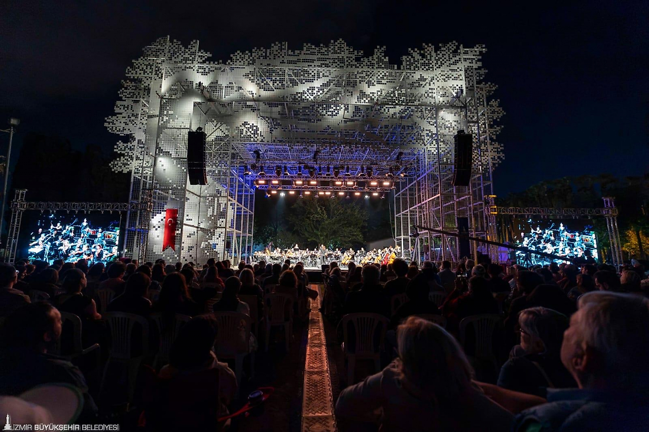 İzmir'de opera gecesi: Oda Orkestrası yeni sezonu Zeytin Sahne'de açtı