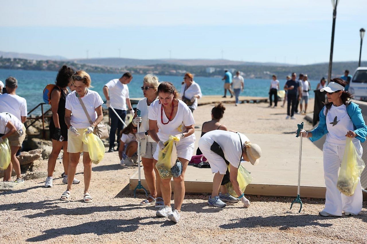 Çeşme kıyılarından 1,5 ton atık çıkarıldı