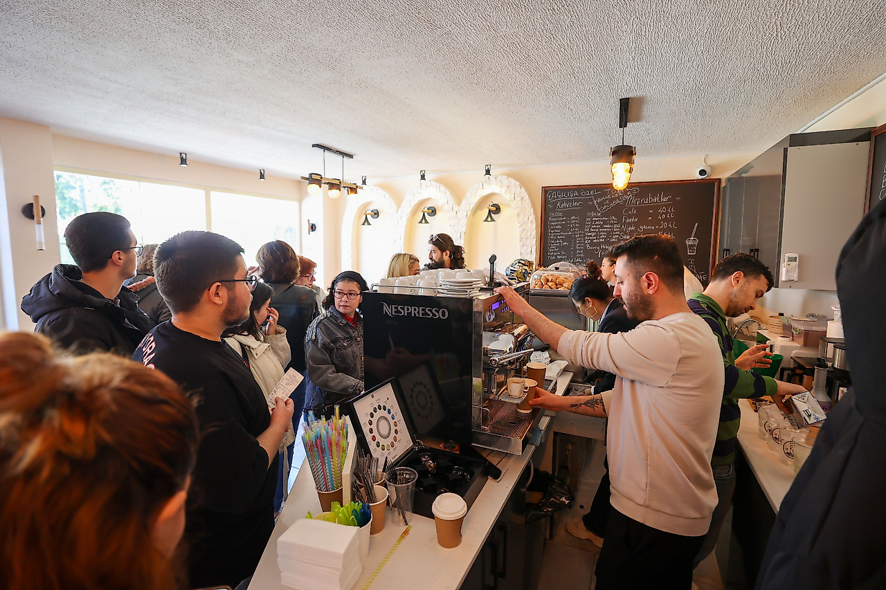 Buca'nın cep dostu kafeleri vatandaşa nefes aldırıyor