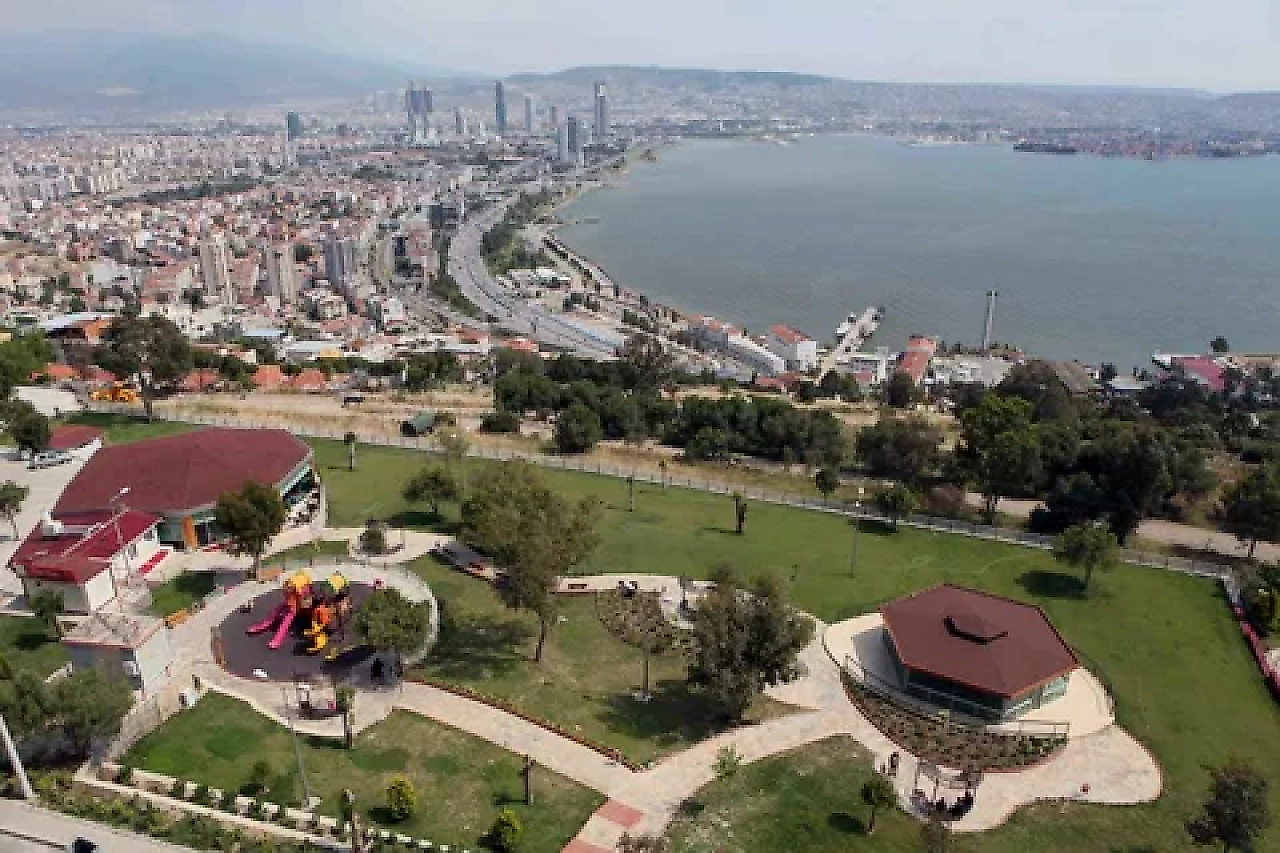 Bayraklı'da Deniz Manzarası Eşliğinde Huzurlu Kaçış: Rekreasyon Alanlarıyla Keyifli Bir Gün