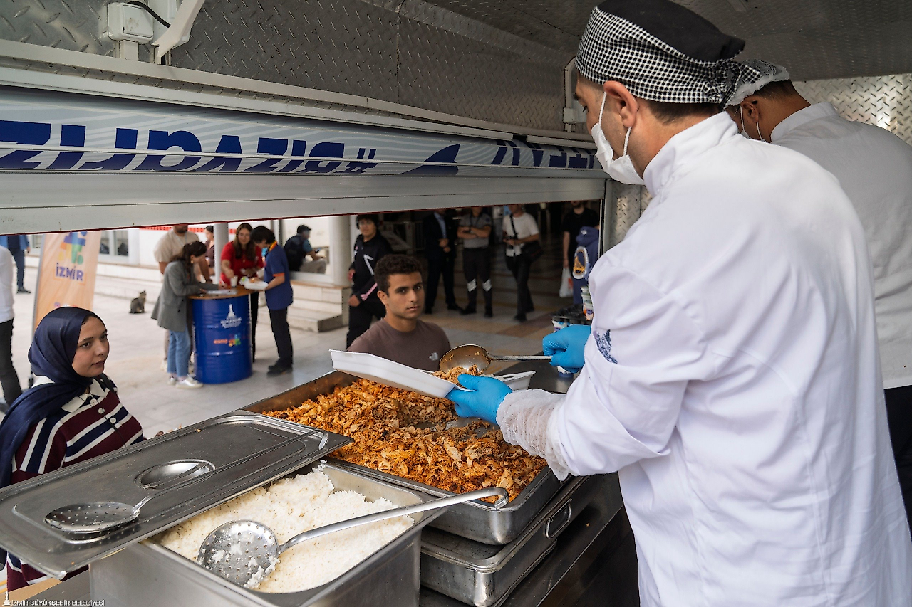Üniversitelilere sıcak yemek desteği: İzmir'de altı noktada dağıtılıyor