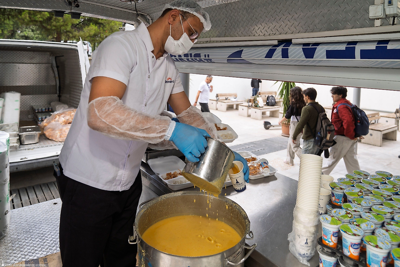 Üniversitelilere sıcak yemek desteği: İzmir'de altı noktada dağıtılıyor