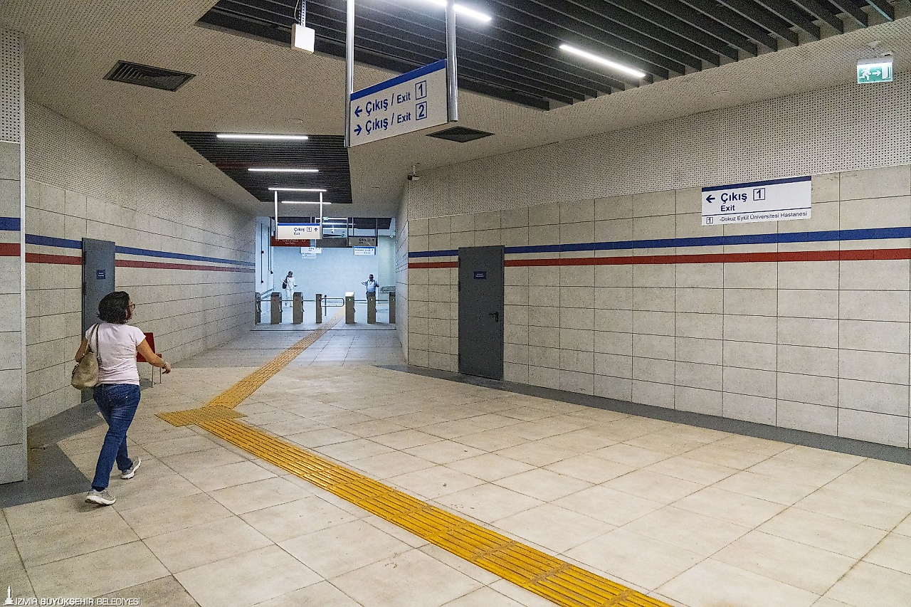 Dokuz Eylül Üniversite Hastanesi'ne gideceklere müjde: İzmir metrodan kesintisiz yaya tüneli açıldı