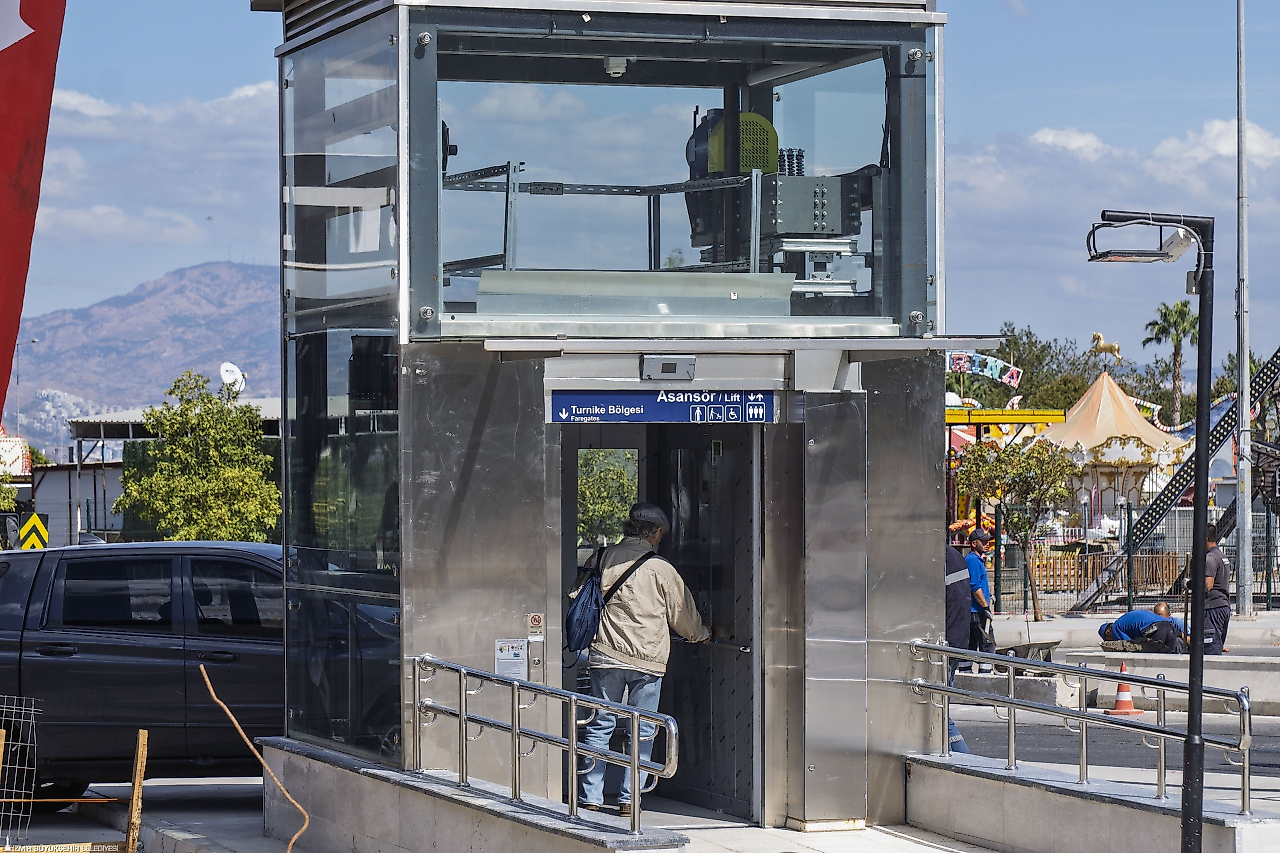 Dokuz Eylül Üniversite Hastanesi'ne gideceklere müjde: İzmir metrodan kesintisiz yaya tüneli açıldı