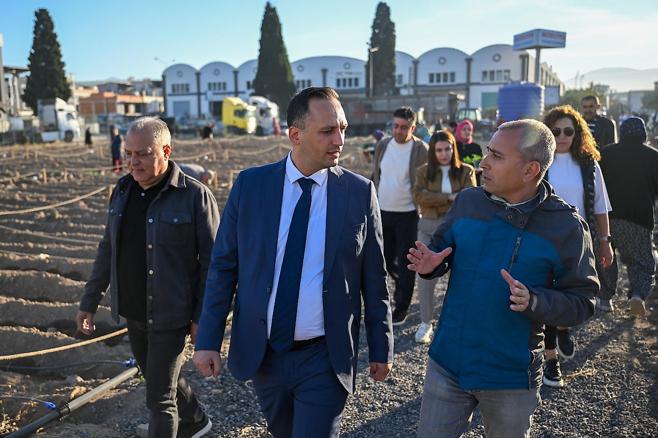 Bornova'da güneş ve rüzgâr enerjili kent bostanında üretim başladı