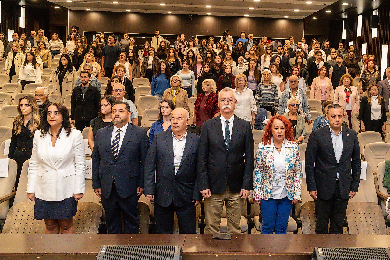 İzmir'de ileri yaş sempozyumu: Afetlerde yaşlıların güvenliği masada