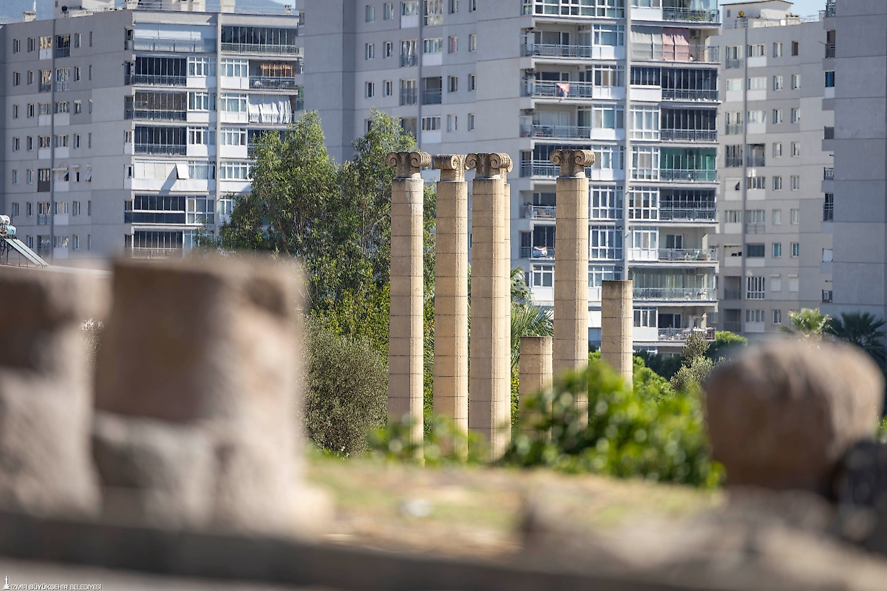İzmir'deki Smyrna kazılarında 5 bin yıllık gümüş hazine bulundu