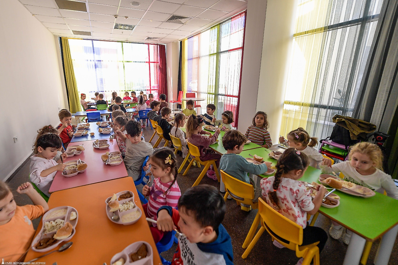 İzmir'de 1500 çocuğa günlük yemek desteği: Yuvamız İzmir'de ücret düştü