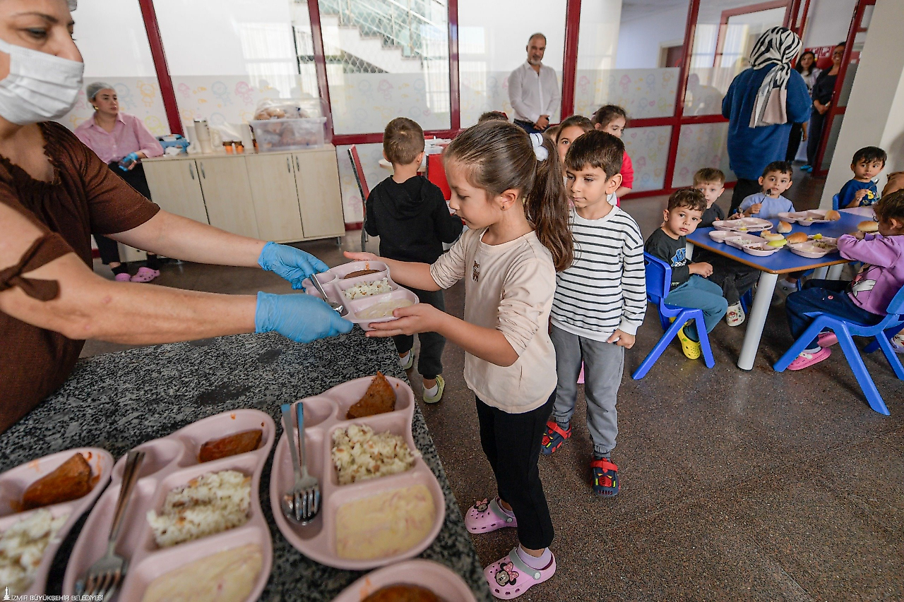 İzmir'de 1500 çocuğa günlük yemek desteği: Yuvamız İzmir'de ücret düştü