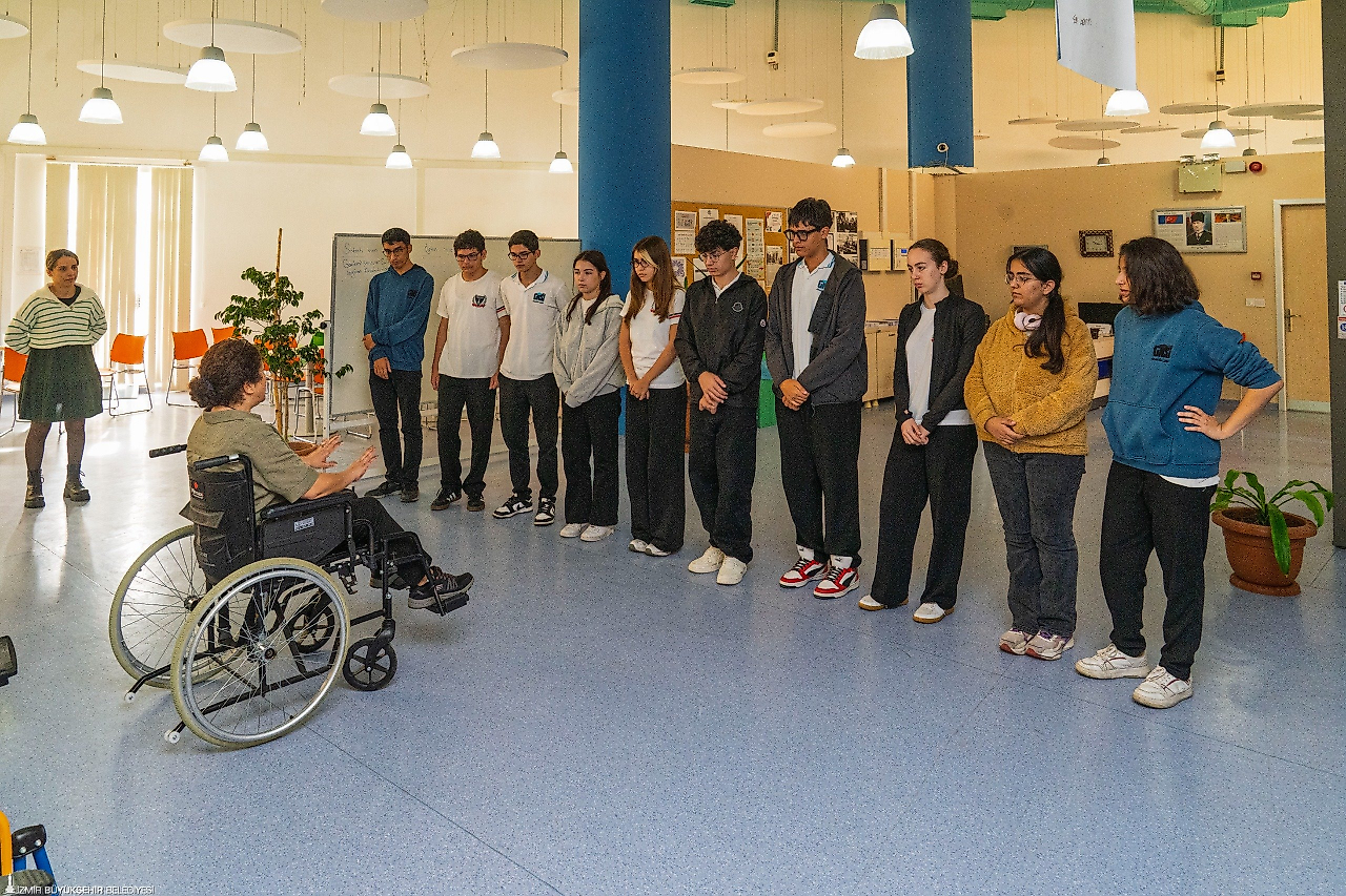 İzmir Limontepe Farkındalık Merkezi'nde engeller uygulamalı anlatılıyor