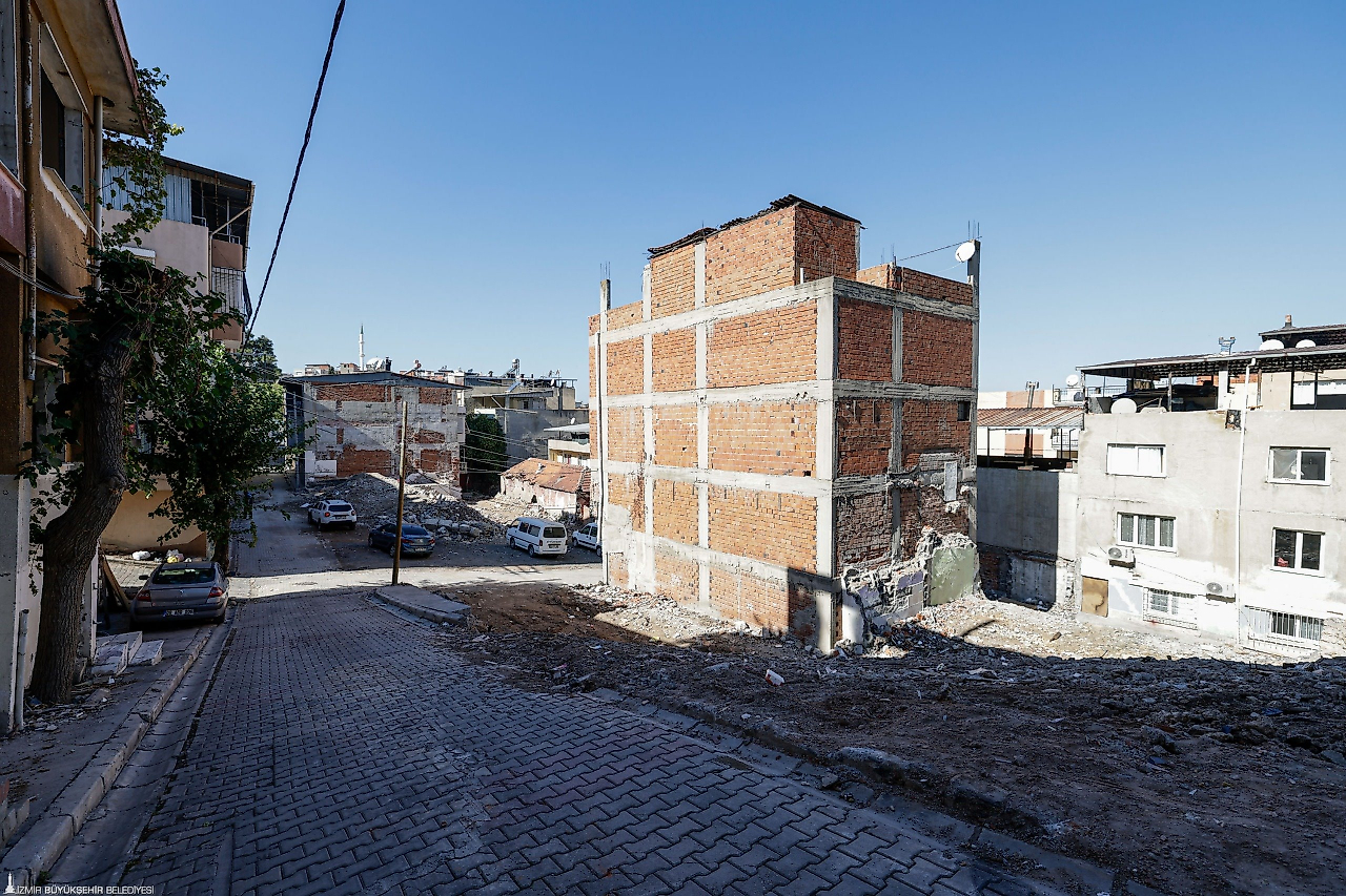 Buca Onat Tüneli'nde 108 riskli yapıdan 26'sı yıkıldı