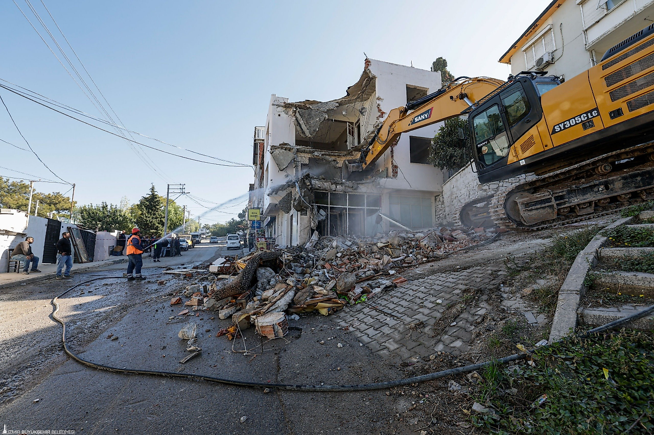 Buca Onat Tüneli'nde 108 riskli yapıdan 26'sı yıkıldı