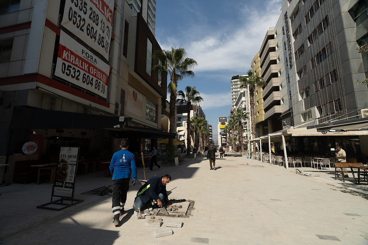 Alsancak Kıbrıs Şehitleri Caddesi'nde zemin yenileniyor