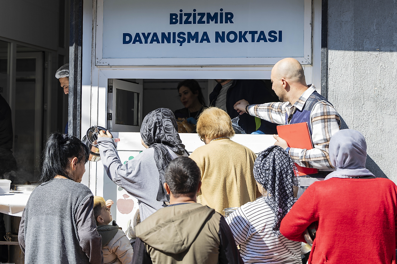 İzmir'de 16 bin 800 kişilik yemek desteği: İşte yardım noktaları