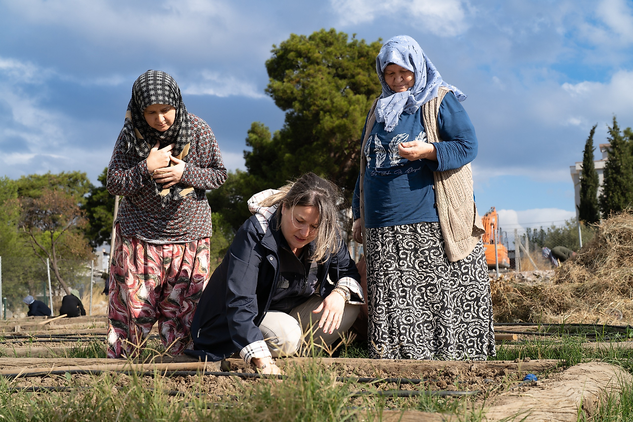 İzmir'de Mahalle Bostanlarında kış hazırlığı: 276 kadın üretime başladı