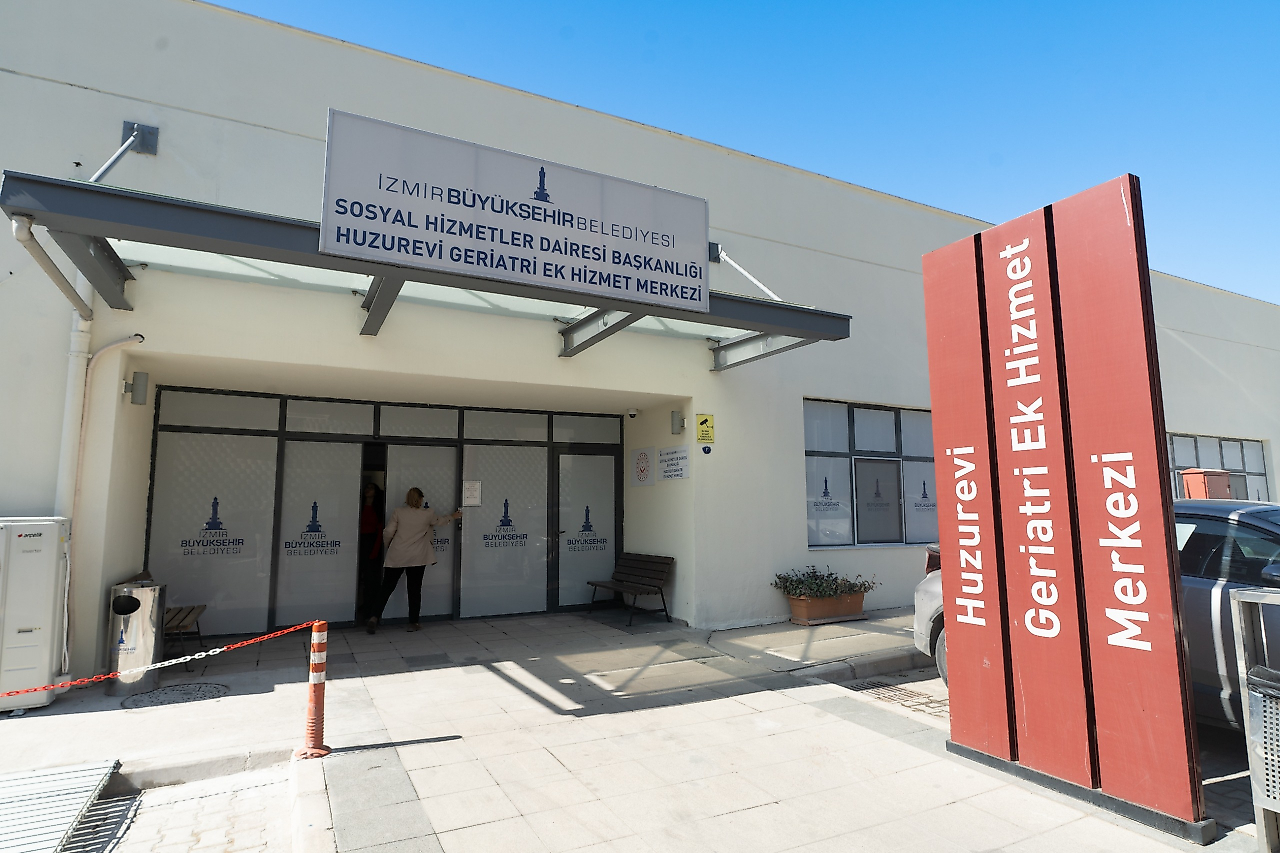 İzmir'de geriatri ek hizmet binası açıldı: Yaşlı bakım kapasitesi 500'e yükseldi