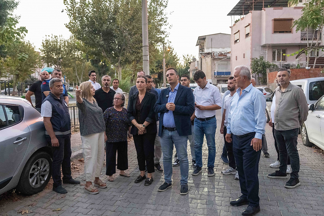 Bornova'da şafak mesaisi: Rafetpaşa Mahallesi köşe bucak temizlendi
