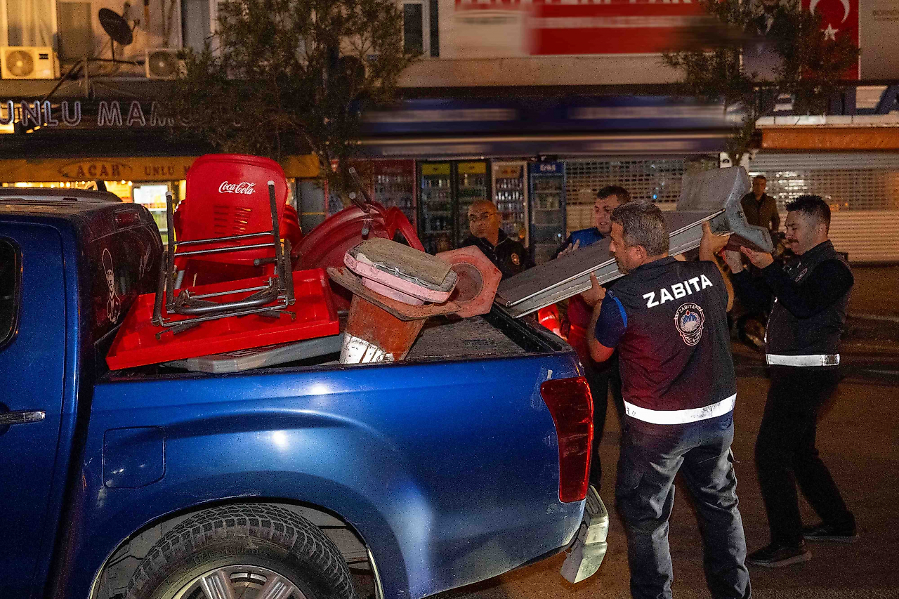 Bornova'da gece yarısı denetimi: Fırınlara ve kaldırım işgallerine ceza