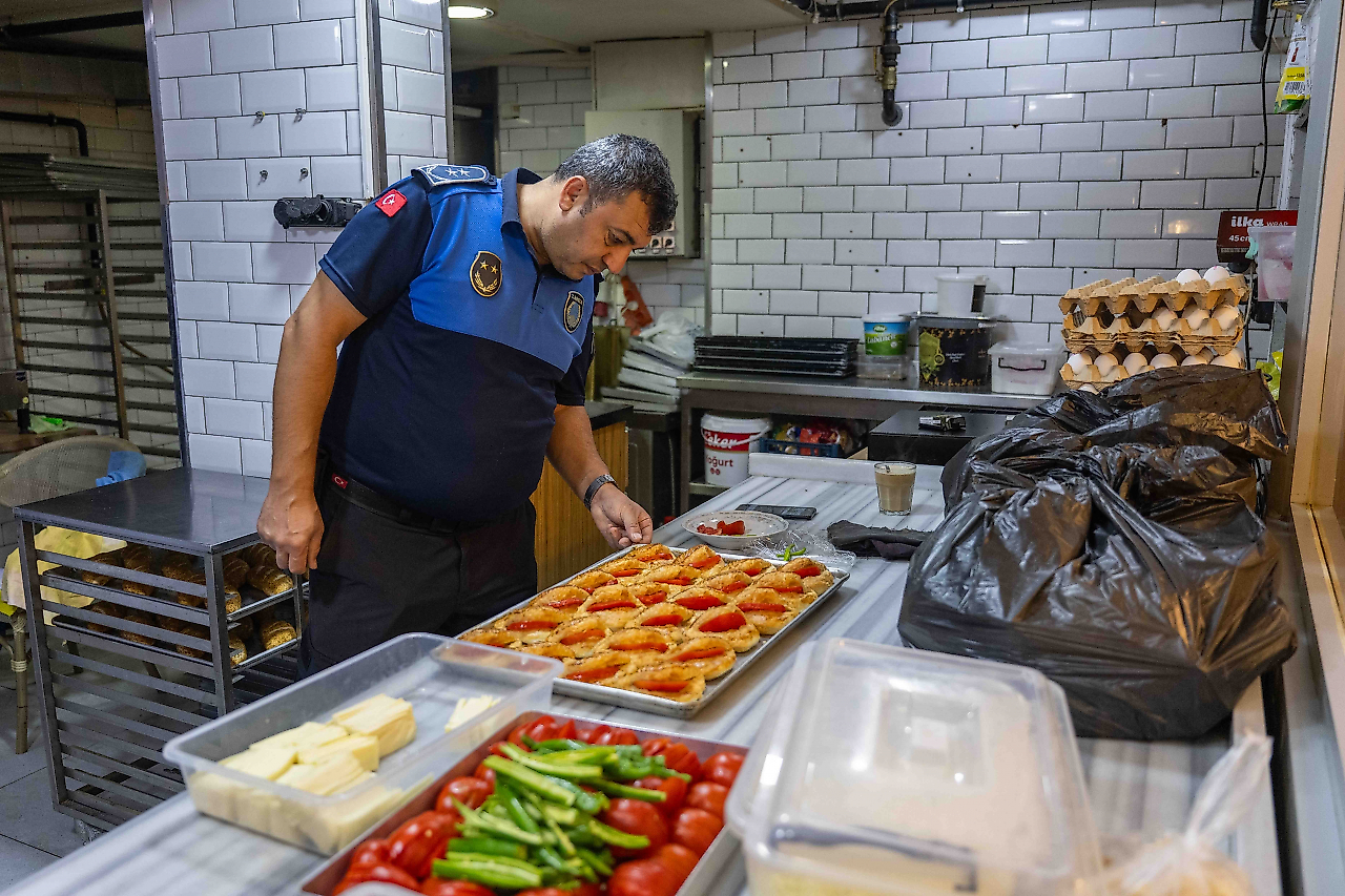 Bornova'da gece yarısı denetimi: Fırınlara ve kaldırım işgallerine ceza