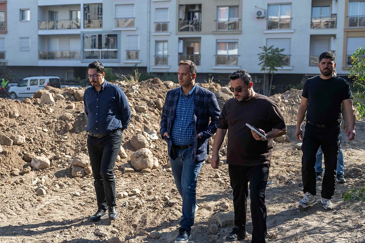 Bornova'da toz ve çamur şikayeti bitiyor: Boş araziye otopark ve yeni yol