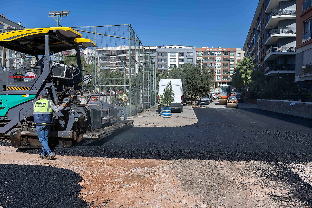 Bornova'da toz ve çamur şikayeti bitiyor: Boş araziye otopark ve yeni yol