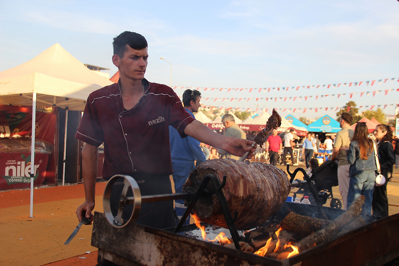 İzmir'de Erzurum Tanıtım Günleri sona erdi: 5 ton cağ kebabı dağıtıldı