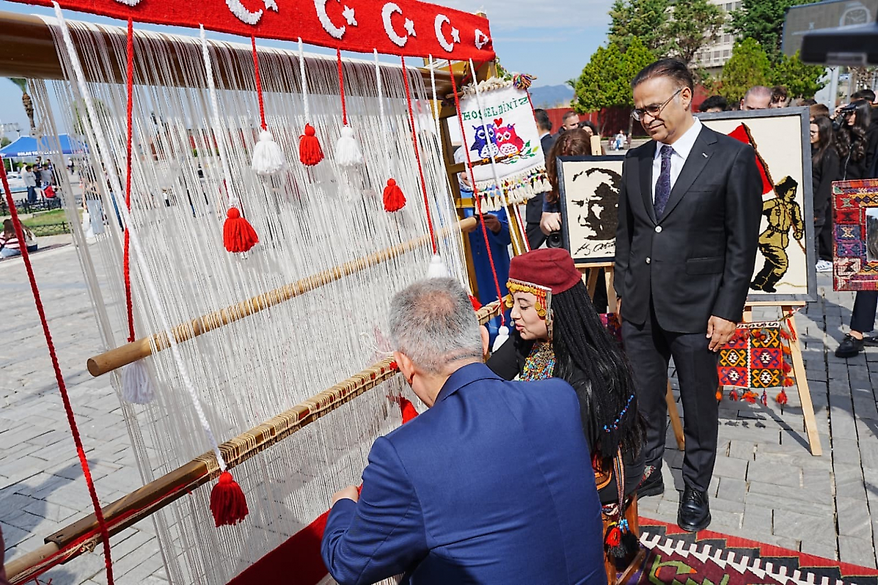 Türk bayrağı dokuma etkinliği başladı: İlk ilmek Vali Elban'dan