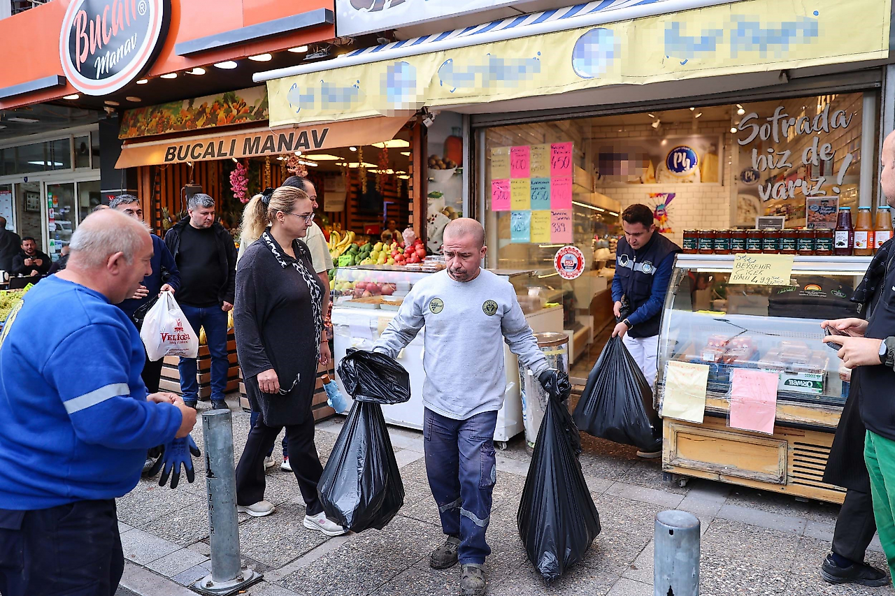 İzmir Buca'da şarküteriye baskın: 100 kiloyu aşkın tarihi geçmiş ürün ele geçirildi
