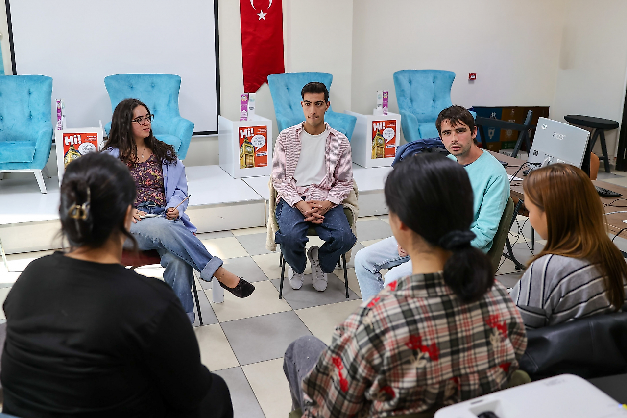 Buca'da İngilizce Konuşma Kulübü: Gençler her pazartesi buluşuyor