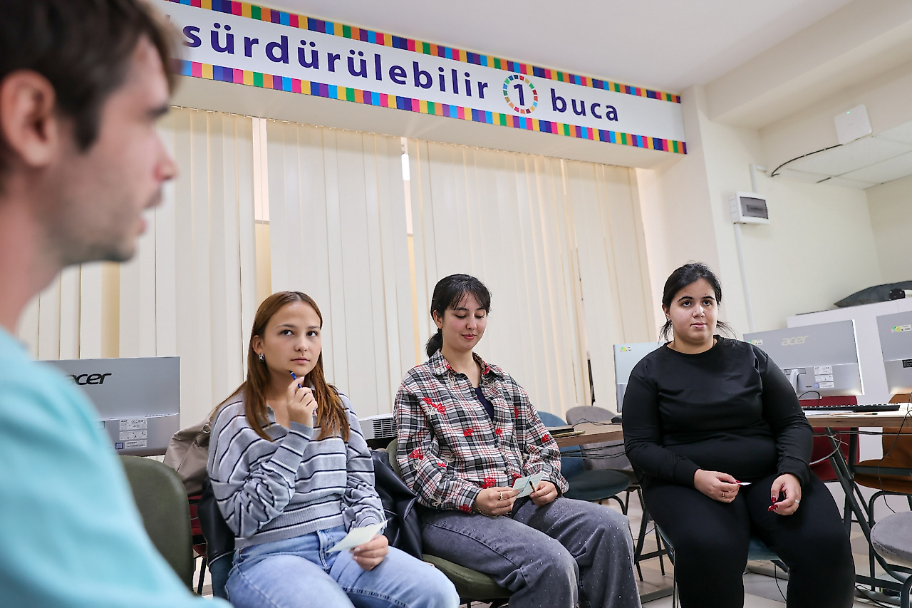 Buca'da İngilizce Konuşma Kulübü: Gençler her pazartesi buluşuyor