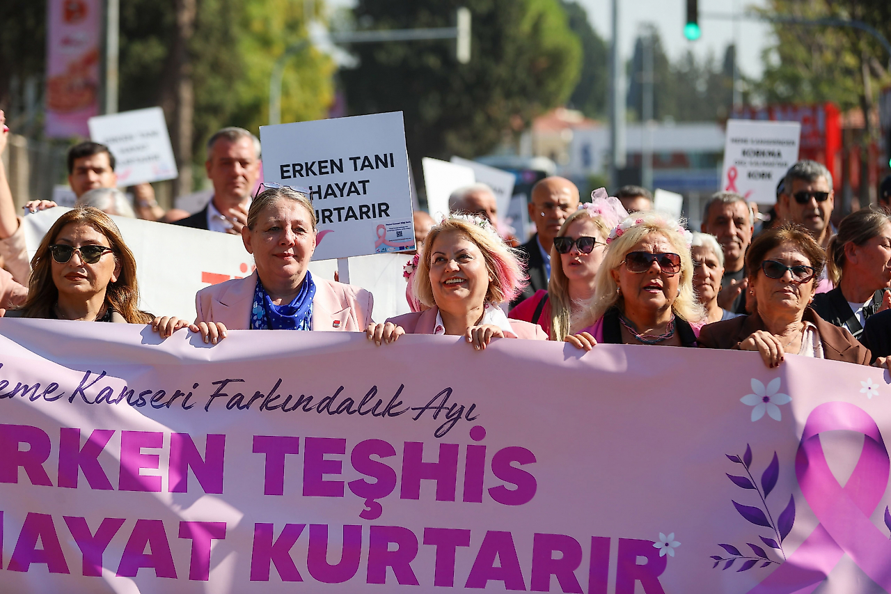 Buca'da meme kanserine karşı farkındalık yürüyüşü düzenlendi