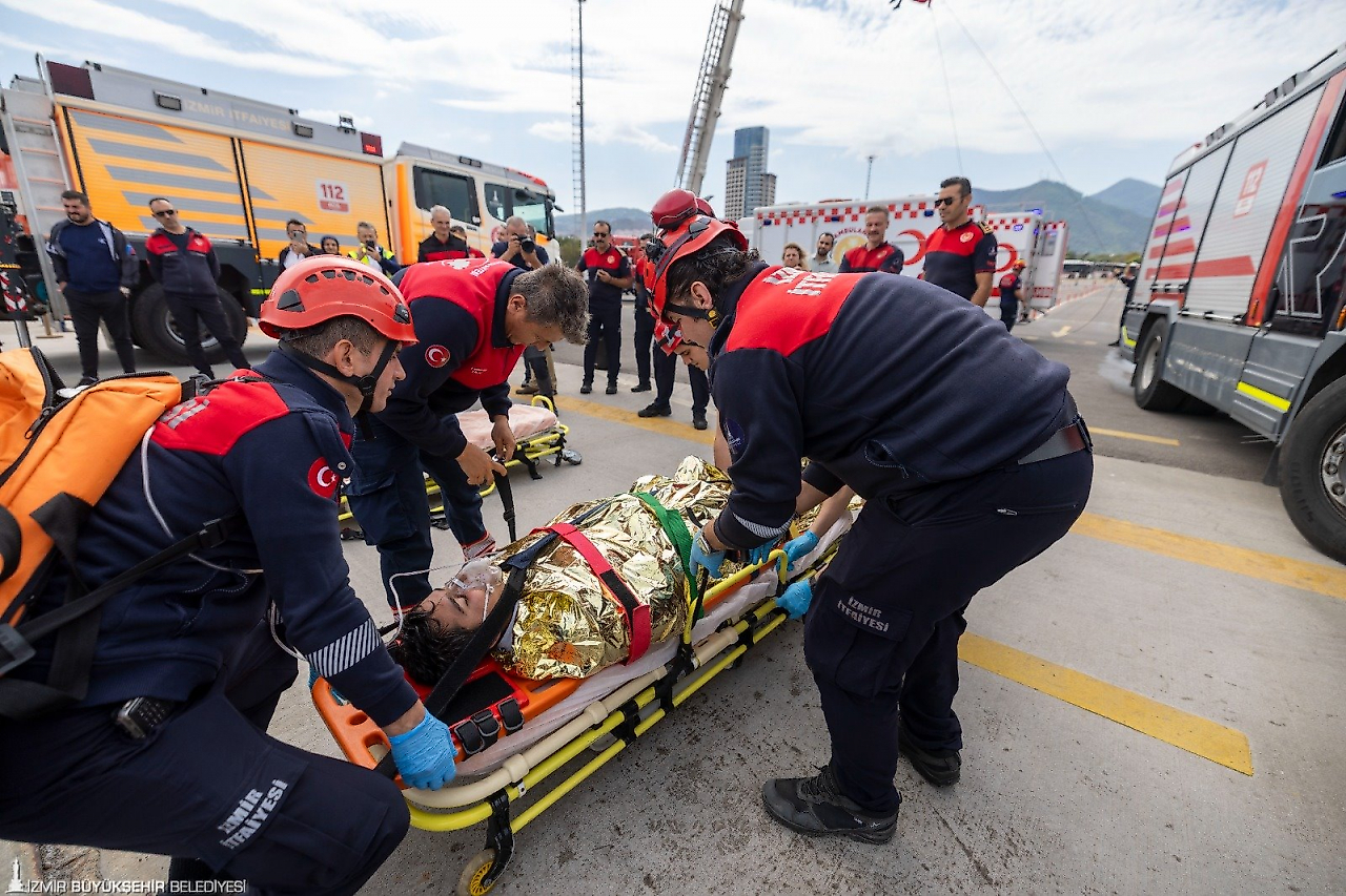 İzmir Körfezi'nde nefes tatbikat: Vapurda yangın alarmı, dalgıçlar denize indi