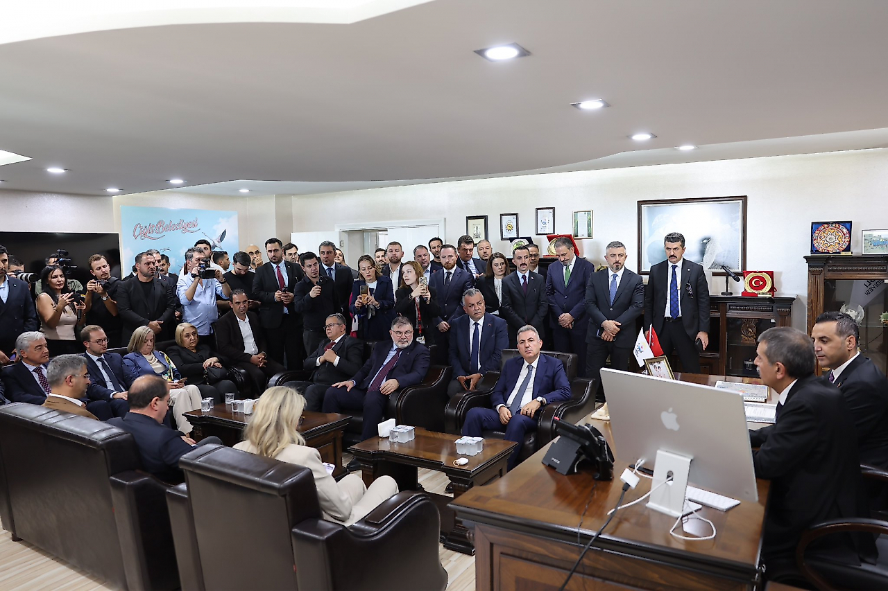 Bakan Tekin'den AK Parti'ye geçen Çiğli Belediye Başkanı'na ziyaret: 'Kaybedilen zamanı telafi edeceğiz'