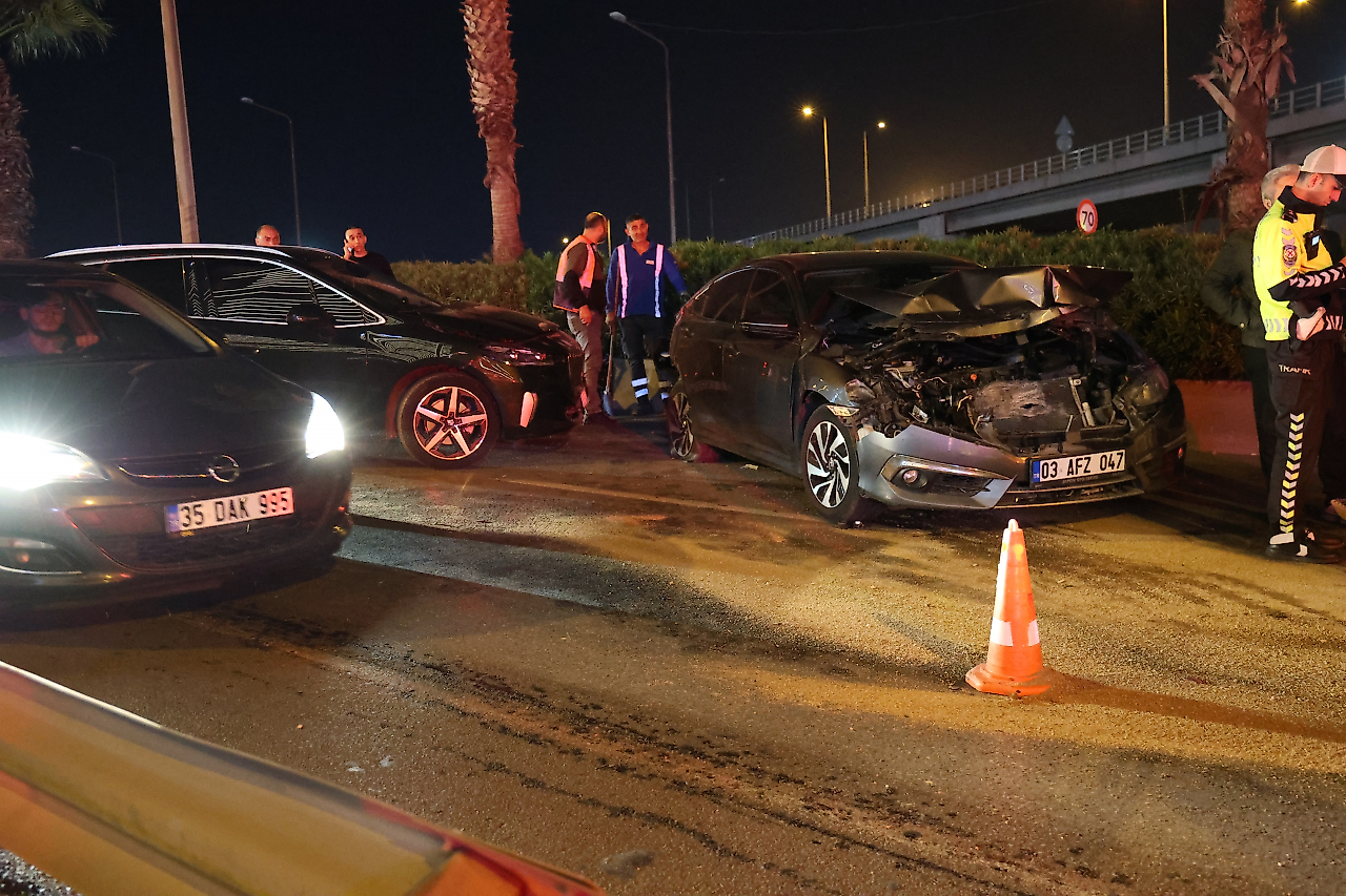 İzmir'de zincirleme kaza: 7 otomobil ve 1 motosiklet birbirine girdi