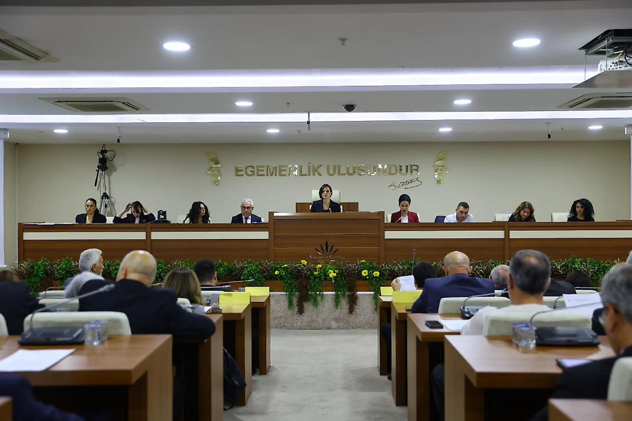 Karabağlar'da 7 milyarlık bütçe tartışma yarattı: Meclis üyeleri masalara vurarak tepki gösterdi!