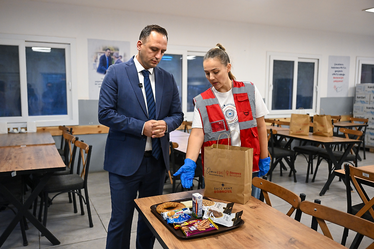Bornova'da öğrencilere beslenme desteği: 1000 kumanya dağıtıldı