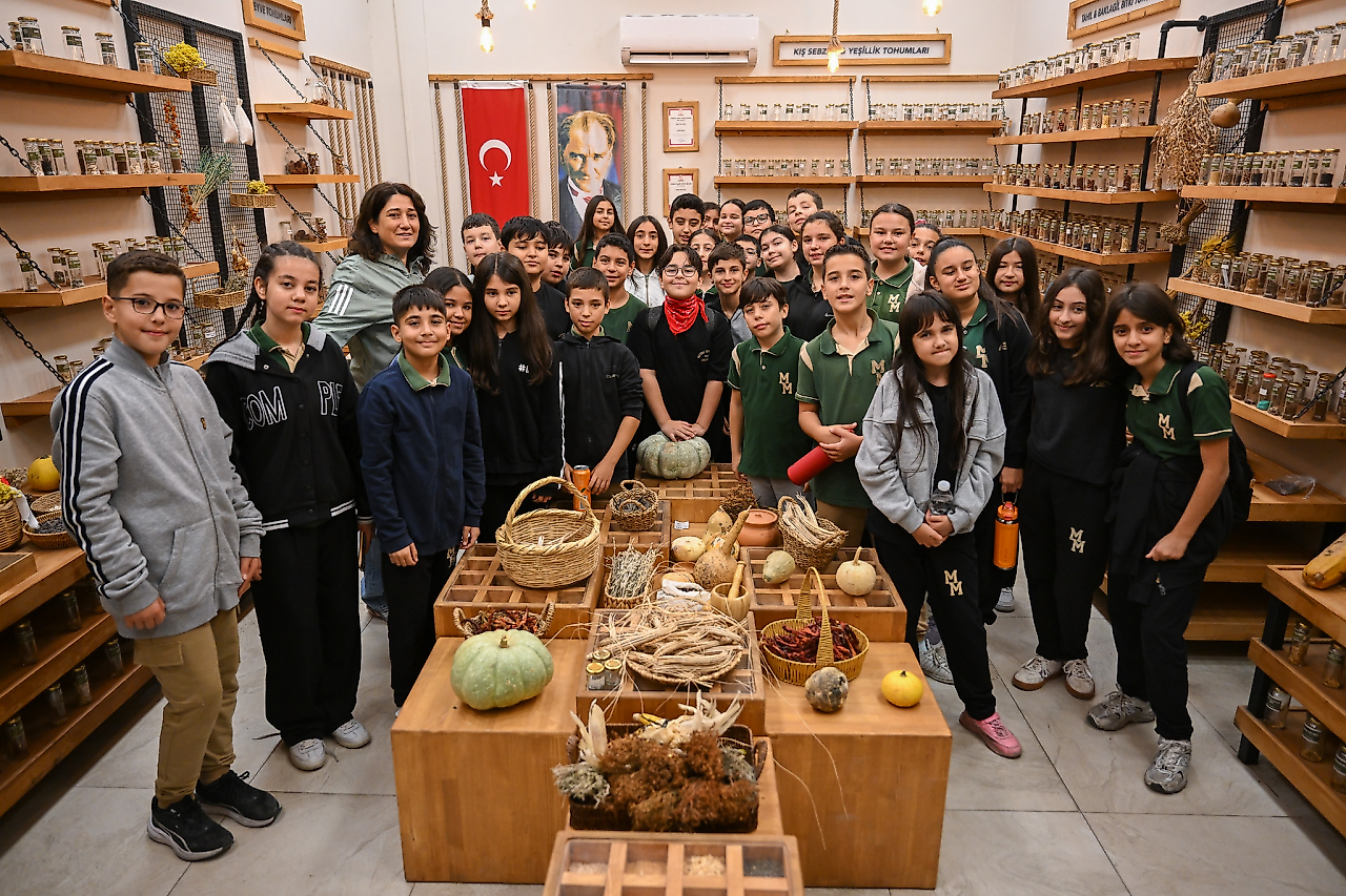 Bornova'da öğrencilere yerel tohum eğitimi ve civciv hediyesi