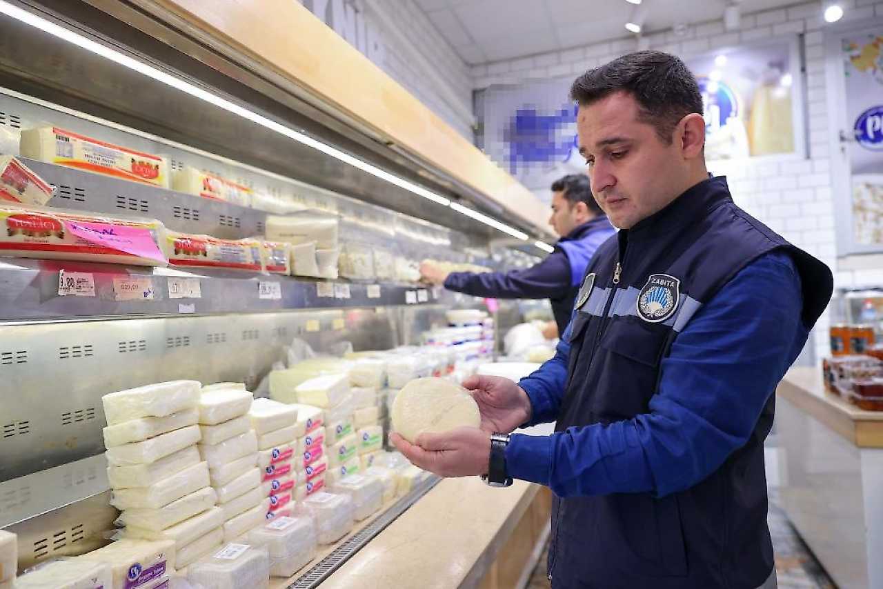 İzmir Buca'da şarküteriye baskın: 100 kiloyu aşkın tarihi geçmiş ürün ele geçirildi