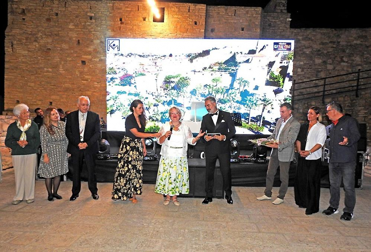 Çeşme'nin nişan balığı geleneği Kültür Yolu Festivali'nde canlandırıldı