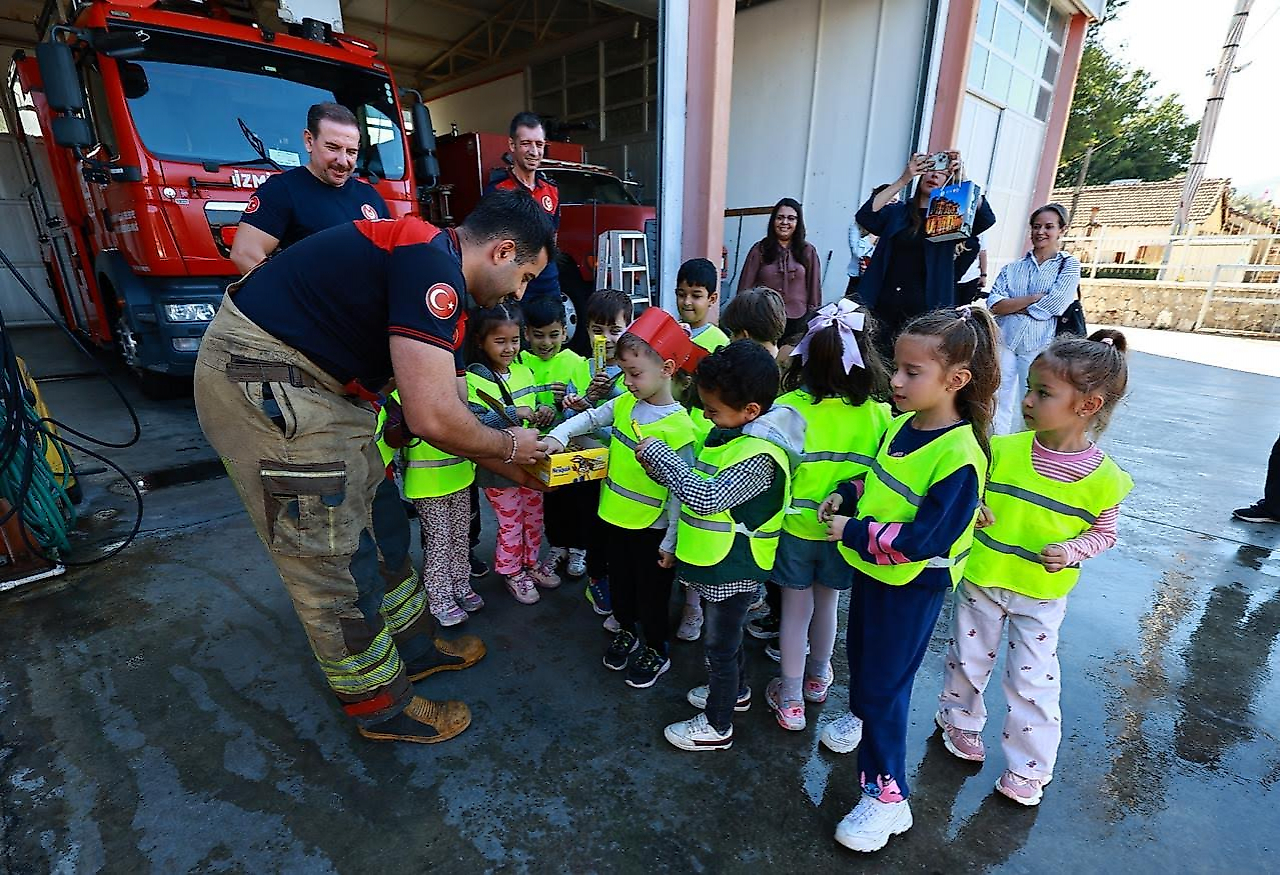 Efes Selçuk'ta miniklere yangın ve afet eğitimi verildi