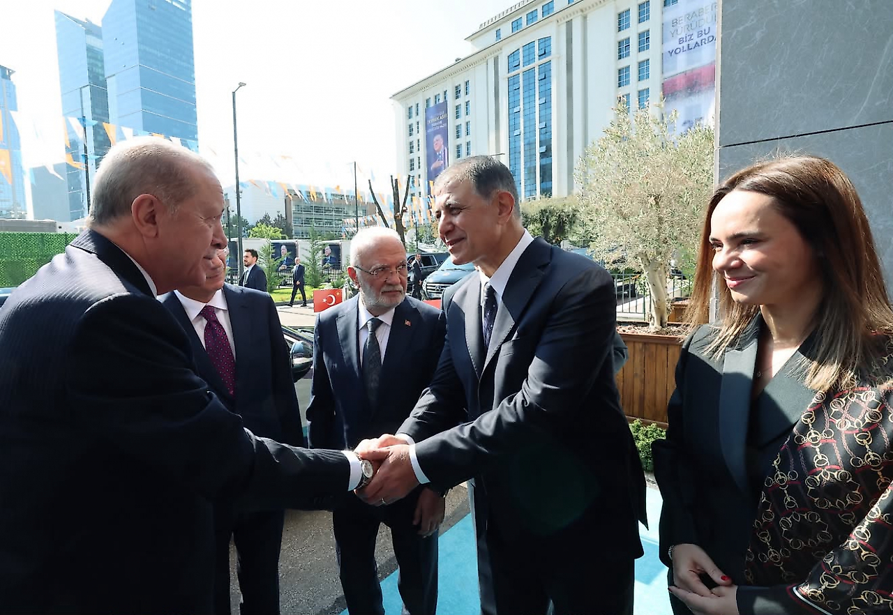 İzmir 22 yıl sonra AK Parti'ye geçti: Tugay'ın rozetini Erdoğan taktı!