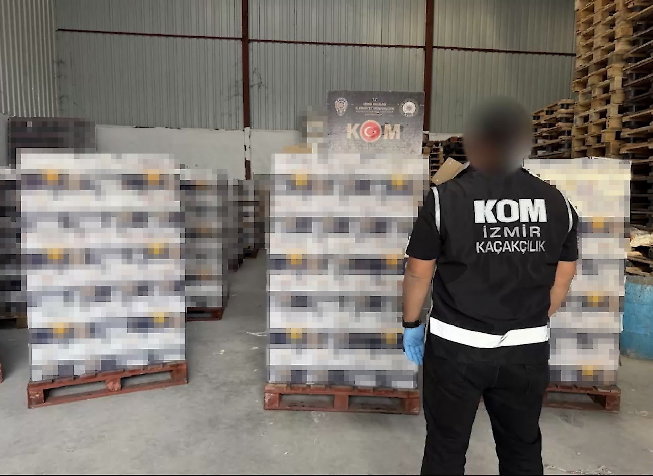 İzmir'de yılın en büyük kaçak içki operasyonu: 3 milyon 800 bin liralık kaçak içki ele geçirildi