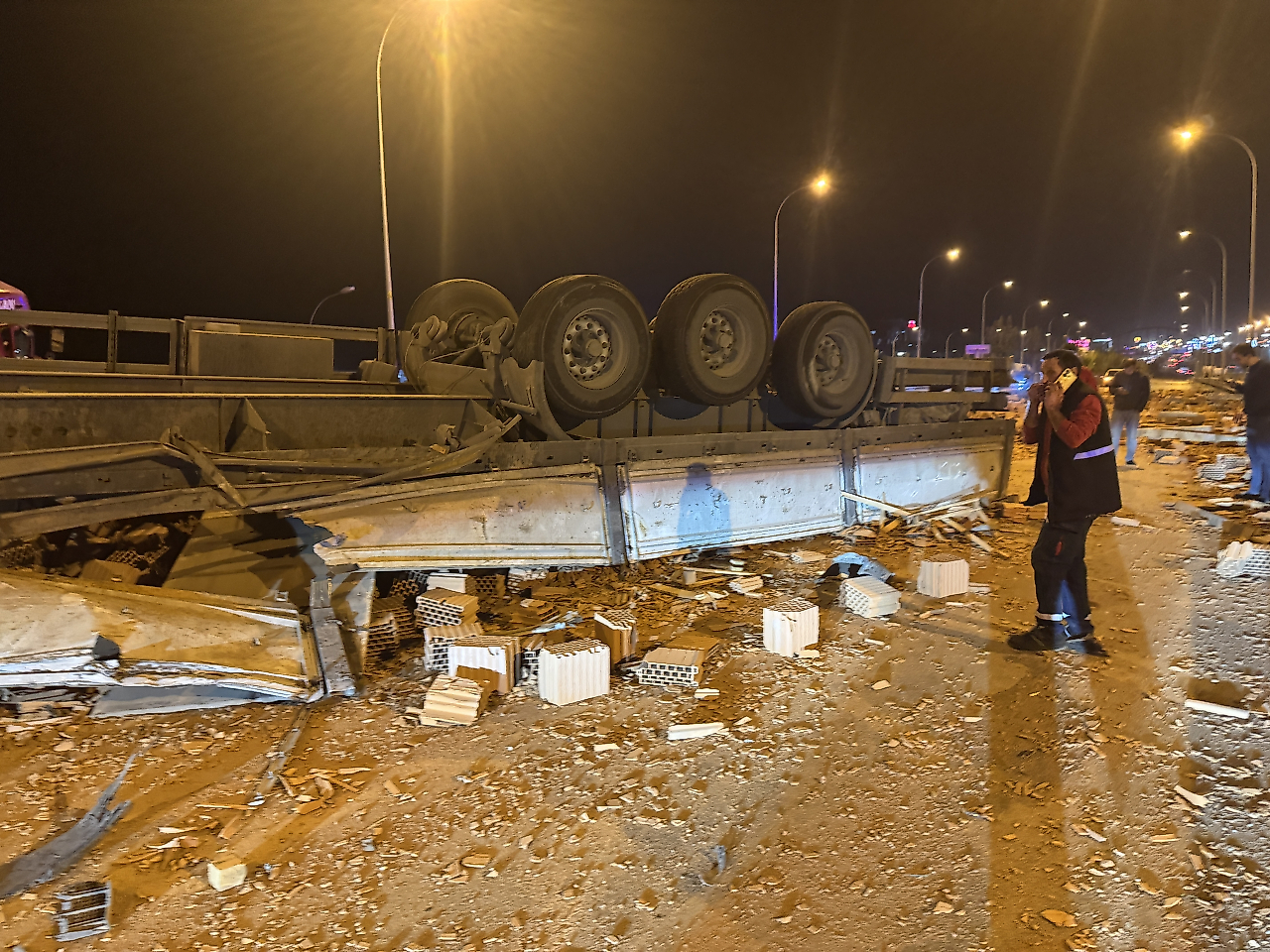 İzmir yolunda zincirleme kaza: 1 ölü, 7 yaralı